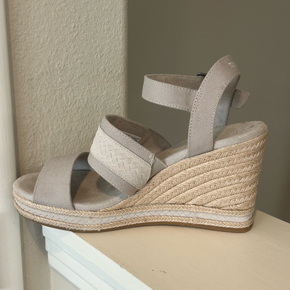 TOMS Madelyn Womens Sz 10 Shoes Pebble Gray Canvas Embossed Suede Wedge Sandal - Picture 3 of 9